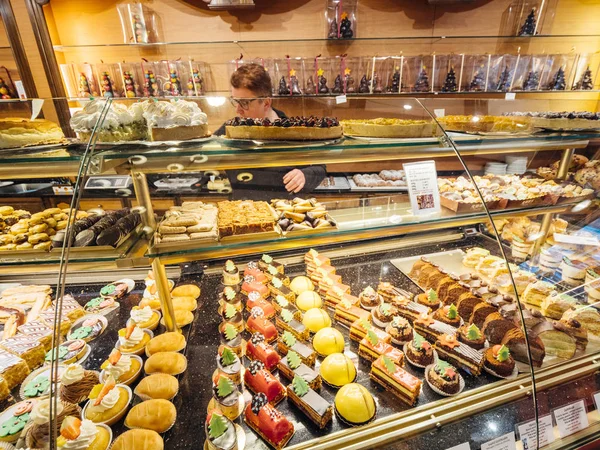 Interior da pastelaria francesa em Strasbourg, Francia — Fotografia de Stock