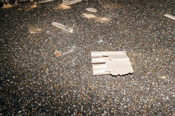 Basura, partes de petardos explotados dejados en el asfalto después de nuevo ye — Foto de Stock