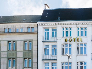 Beyaz bina cephesinde otel tabela