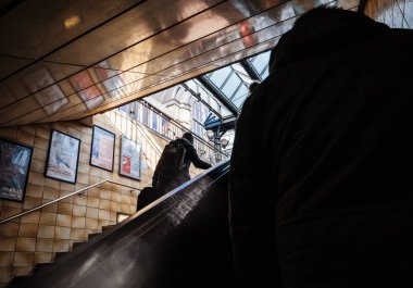Hamburg metro istasyonu çıkmadan yayalar