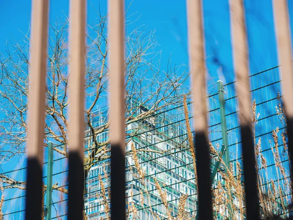 Vue abstraite d'un bâtiment d'entreprise à travers une clôture — Photo