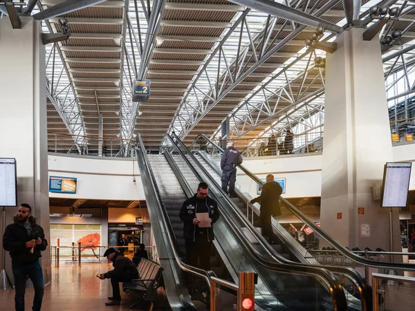 Люди за зростанням верхній поверх Hamburg Airport — стокове фото