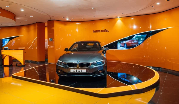 Luxury BMW pameran di Hamburg bandara di Sixt Officer — Stok Foto