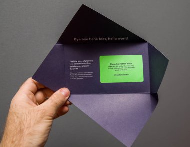 Yeni Transferwise Mastercard kart tutan adam el 