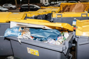 Fransız Sokağı dumpsters kağıt ile tam ile Paris'te
