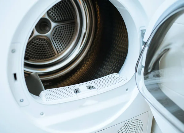 打开一个现代化的新的前置干衣机的门 — 图库照片