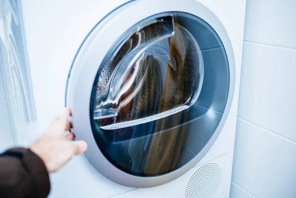 Porte ouverte d'un nouveau sèche-linge moderne à chargement frontal — Photo