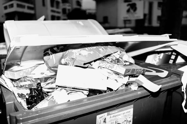 Francia utcai Párizsban, dumpsters tele papír — Stock Fotó