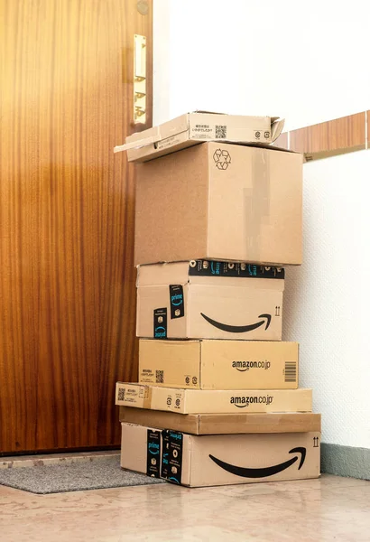 Stosu wielu Amazon prime zamówienia umieszczony w pobliżu drzwi — Zdjęcie stockowe