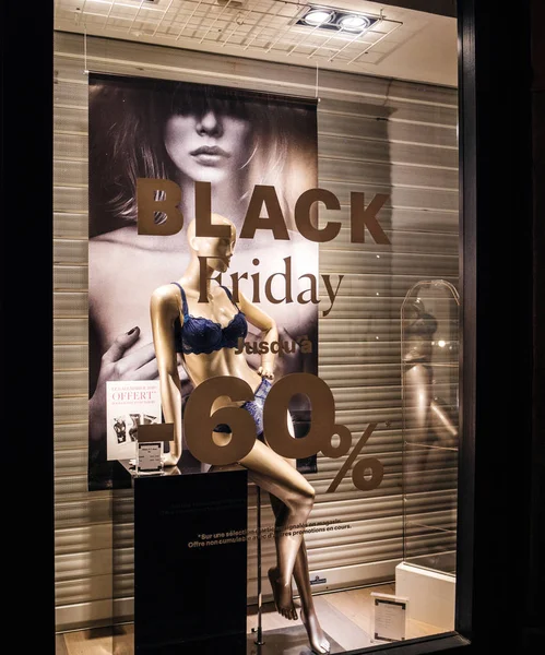 Lingerie sexy em um manequim na vitrine de uma loja de moda — Fotografia de Stock