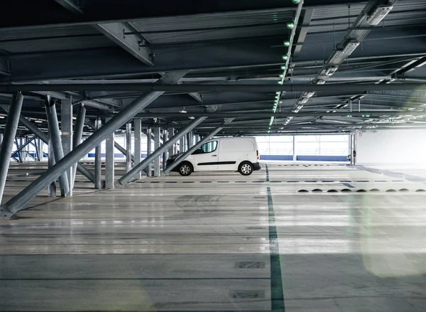 Vvan estacionado en el aeropuerto aparcamiento grande —  Fotos de Stock