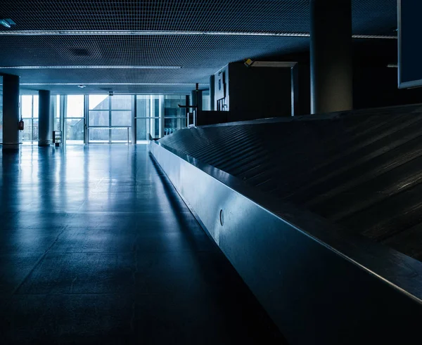 Sala de aeropuerto con cinta transportadora vacía — Foto de Stock