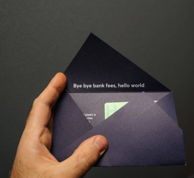 Yeni Transferwise Mastercard kart tutan adam el 