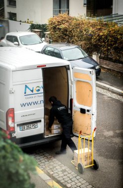 Adam taşıma arabası teslim kamyondan boşaltma