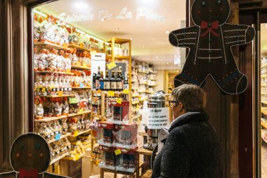 Strazburg Noel pazarı önünde kadın siluet 