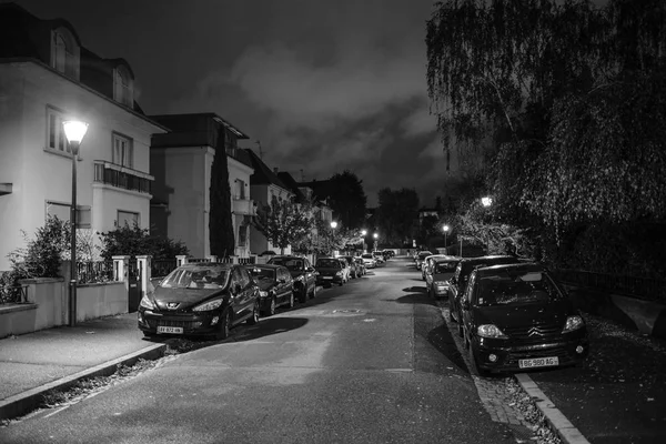 Αυτοκίνητα παρκαρισμένα σε ένα γαλλικό δρόμο στο νύχτα μαύρο και άσπρο — Φωτογραφία Αρχείου