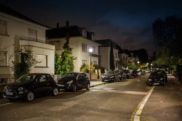 Auto's geparkeerd op een Franse straat 's nachts — Stockfoto