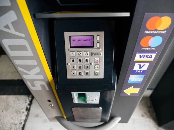Modern parking machine in airport parking accepting all type of — Stock Photo, Image