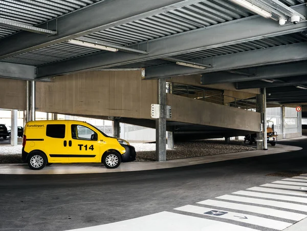 EuroAirport sarı hizmet van girişinde 