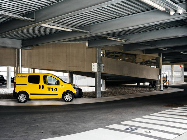 Желтый фургон Евроаэропорта у входа
 