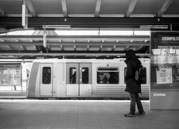 Человек в ожидании поезда — стоковое фото