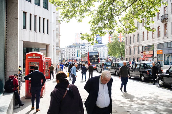 Многолюдная улица в Лондоне, по которой ходят сотни людей — стоковое фото