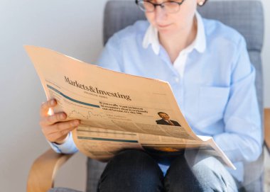 Kadın mali okuma gazete ofisinde kez