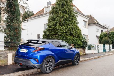 Toyota C-Hr hibrid mavi Suv Fransız şehir yolda