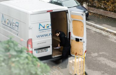Adam beyaz teslim van boşaltma mal