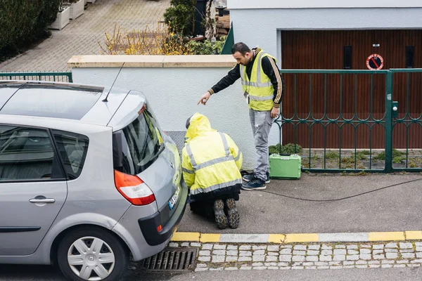 Podwyższone widok zespołu Instalowanie włókien światłowodowych w mieście — Zdjęcie stockowe