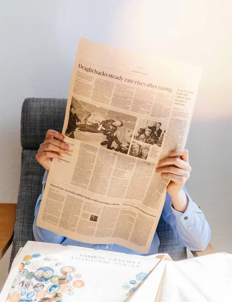 Mujer leyendo tiempos financieros periódico en la oficina — Foto de Stock