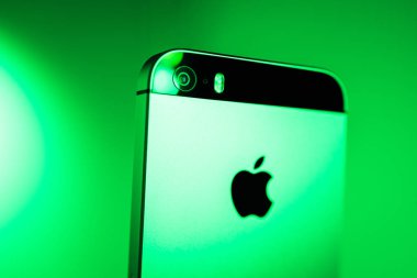 En yeni Apple bilgisayarlar iphone Se yeşil arka plan fotoğraf makinesi