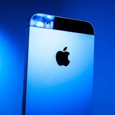 En yeni Apple bilgisayarlar iphone Se mavi arka plan