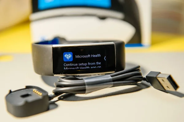 Microsoft Health insttalation nové Microsoft Band 2 — Stock fotografie