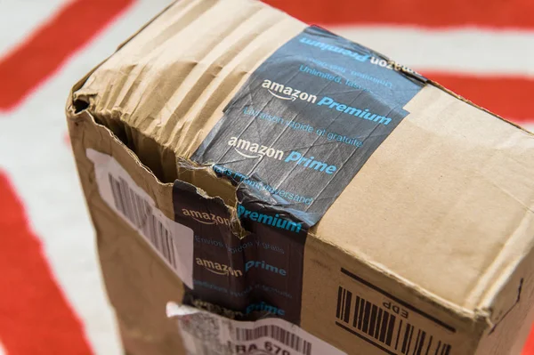 Amazon Prime cardboard box on living room carpet — Stock Photo, Image