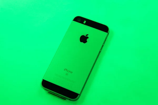 Más reciente Apple Computers iPhone SE fondo verde —  Fotos de Stock