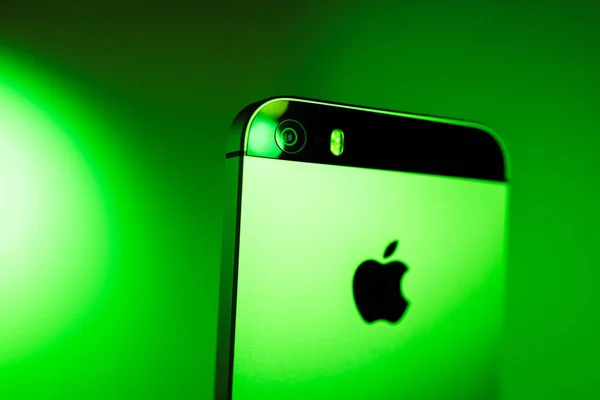 Le plus récent Apple Computers iPhone SE appareil photo arrière-plan vert — Photo