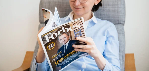 Mujer leyendo Forbes France lista de multimillonarios — Foto de Stock