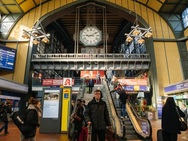 Dworca kolejowego osób dojeżdżających do pracy na ruchomych schodach wewnątrz Hamburg — Zdjęcie stockowe