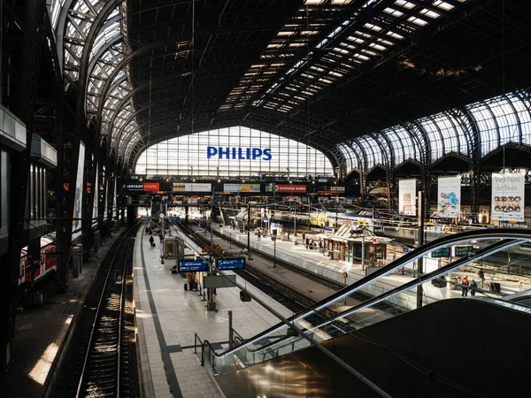 Hamburg Hauptbahnhof wide interior with trains and commuters — Stock Photo, Image