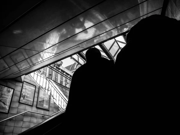 Chodci ukončení Hamburg metro stanice černý a bílý obraz — Stock fotografie