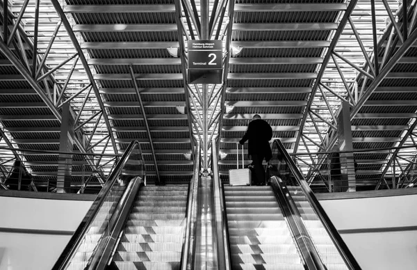 Empresario yendo al segundo piso de la terminal —  Fotos de Stock