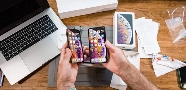 Comapre iphone xs und max Version von Apple Computer hergestellt — Stockfoto