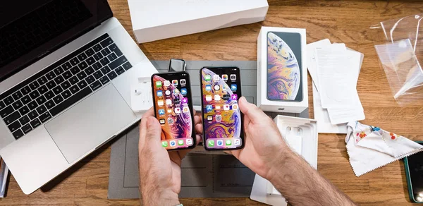 Apple fan boy unboxing van de laatste nieuwe Apple Iphone Xs Max — Stockfoto