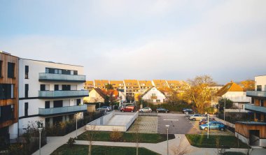 Bir yerleşim bölgesinde modern townhouses 