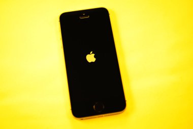 En yeni Apple bilgisayarlar Se iPhone'da sarı arka plan