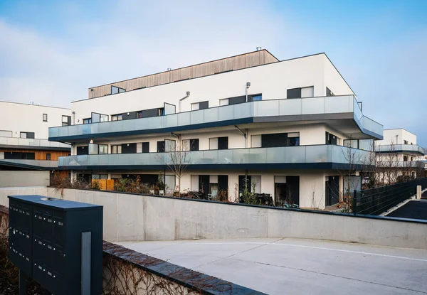 Moderne villette a schiera in zona residenziale con ingresso garage — Foto Stock