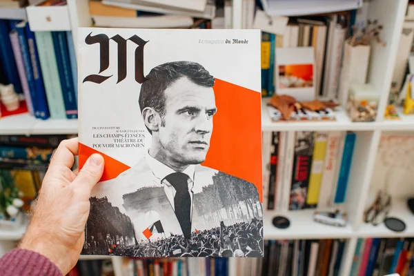 M le magazine du monde Emmanuel Macron mujer leyendo —  Fotos de Stock
