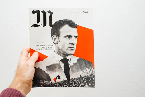 M le magazine du monde Emmanuel Macron mujer leyendo —  Fotos de Stock