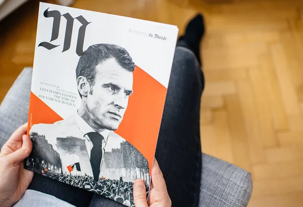 M le magazine du monde Emmanuel Macron mujer leyendo —  Fotos de Stock